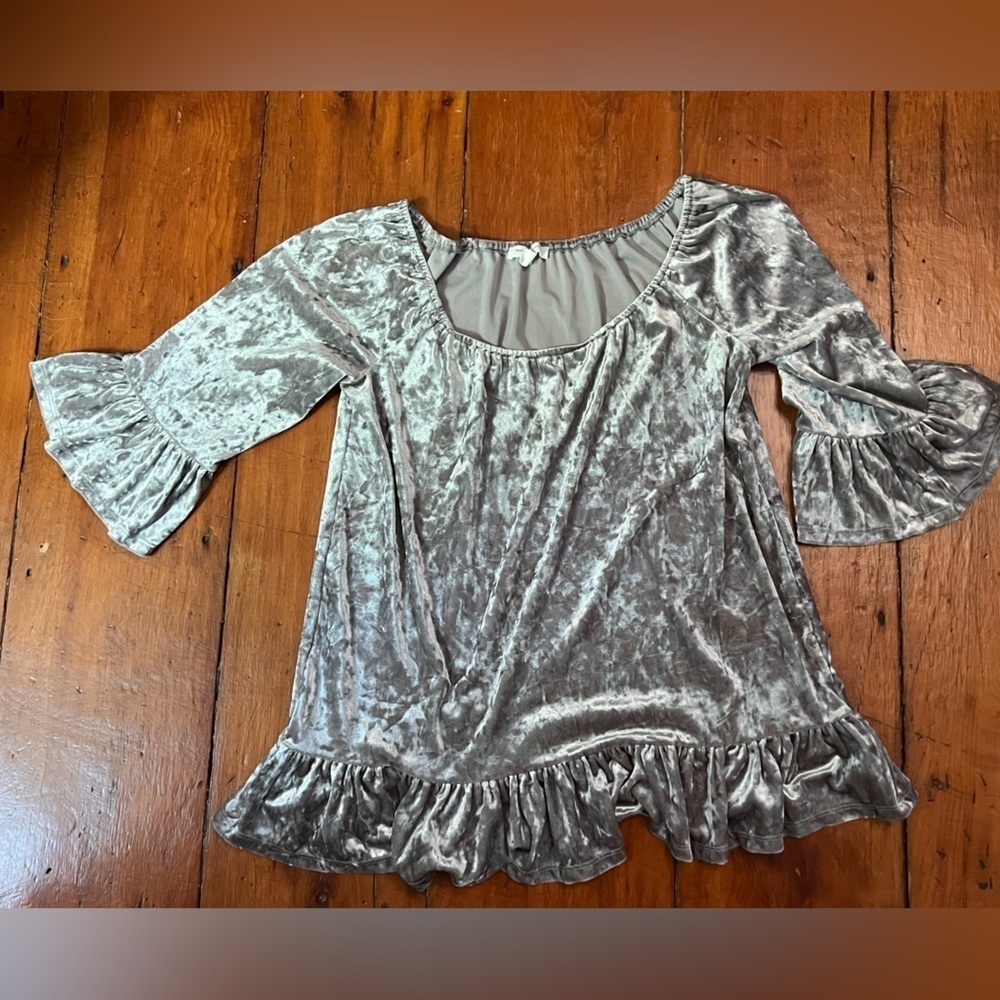 BLL crush velvet bell sleeve off shoulder ruffle hem top EUC medium
